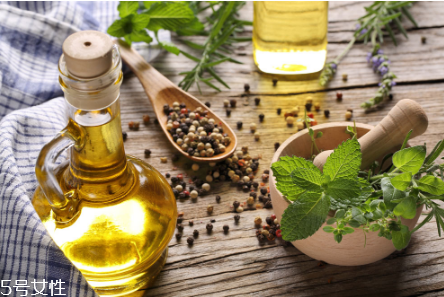 橄欖油可以炒菜嗎 炒菜用什么橄欖油好 橄欖油可以炒菜嗎 炒菜用什么橄欖油好