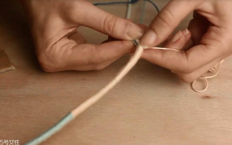 手工項(xiàng)鏈怎么做？彩色毛線編文藝范項(xiàng)鏈