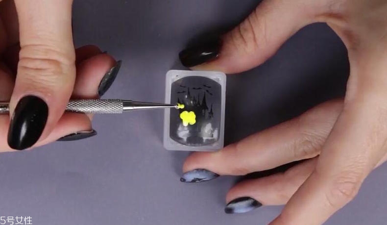 萬圣節(jié)女巫美甲教程 零基礎也可以畫很美 萬圣節(jié)女巫美甲教程 零基礎也可以畫很美