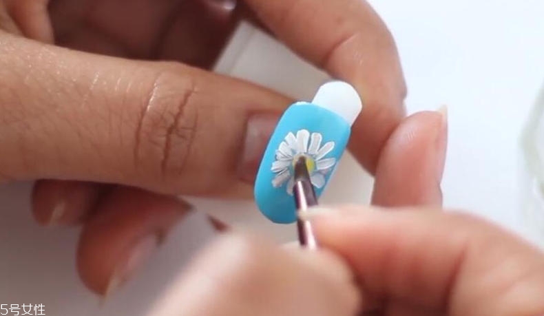 小雛菊美甲最簡單畫法 手殘黨也能一分鐘搞定 小雛菊美甲最簡單畫法 手殘黨也能一分鐘搞定