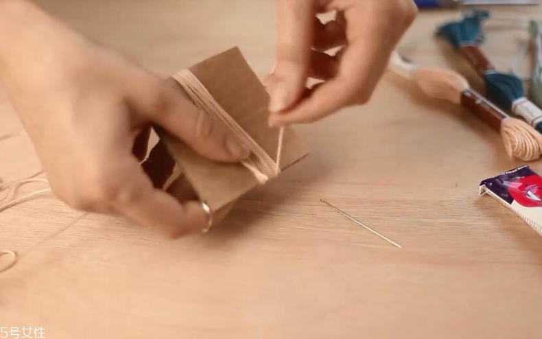 手工項(xiàng)鏈怎么做？彩色毛線編文藝范項(xiàng)鏈