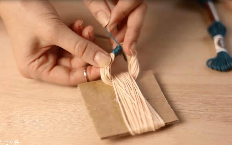 手工項(xiàng)鏈怎么做？彩色毛線編文藝范項(xiàng)鏈