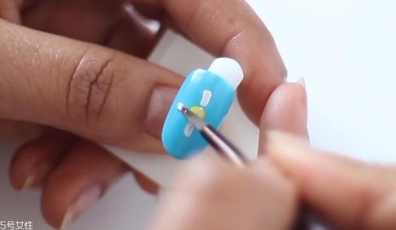 小雛菊美甲最簡單畫法 手殘黨也能一分鐘搞定 小雛菊美甲最簡單畫法 手殘黨也能一分鐘搞定