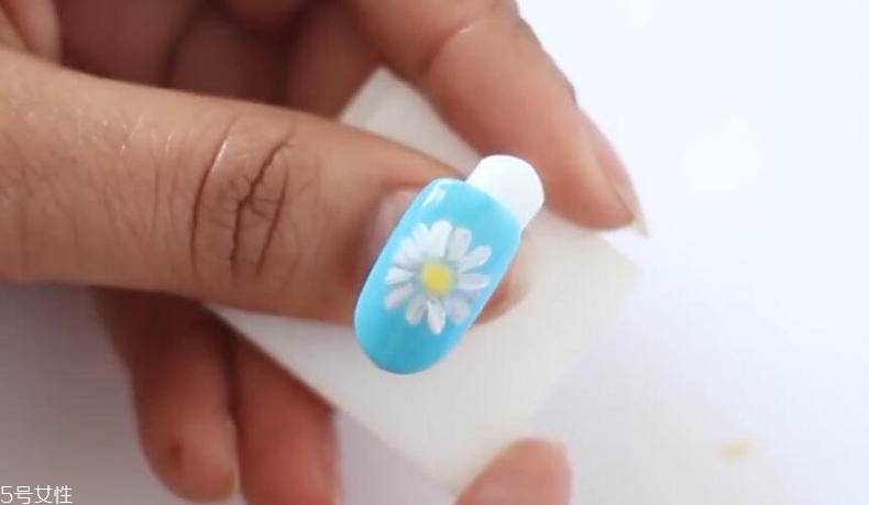 小雛菊美甲最簡單畫法 手殘黨也能一分鐘搞定 小雛菊美甲最簡單畫法 手殘黨也能一分鐘搞定