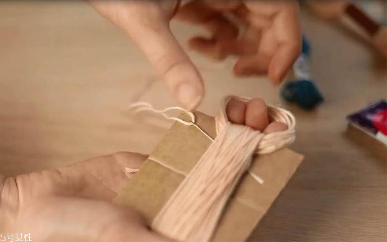 手工項(xiàng)鏈怎么做？彩色毛線編文藝范項(xiàng)鏈