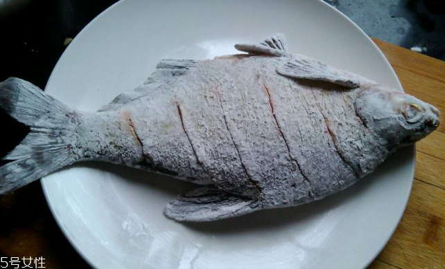 鳊魚和草魚哪個刺少 草魚刺少 鳊魚和草魚哪個刺少 草魚刺少