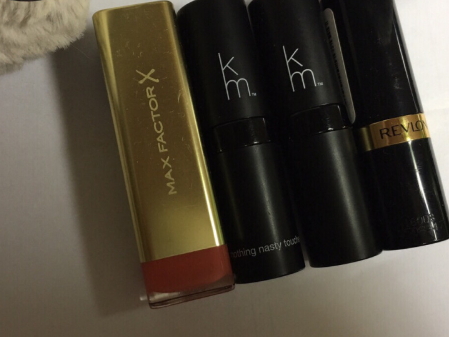 蜜絲佛陀和露華濃哪個好 從粉底液和口紅比較 蜜絲佛陀和露華濃哪個好 從粉底液和口紅比較