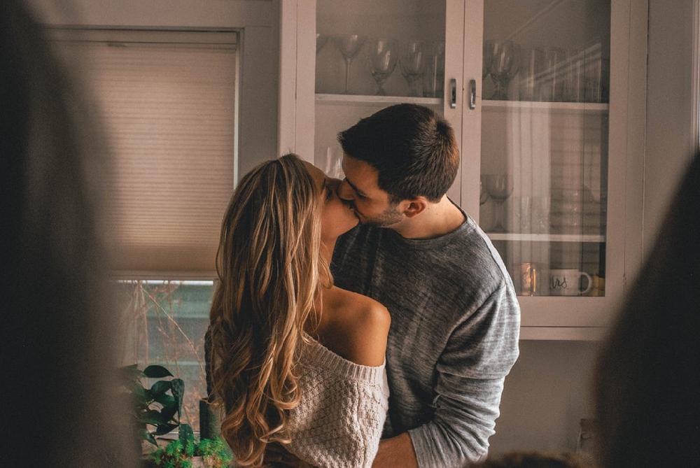 女朋友愛(ài)咬我怎么回事 女生咬你等于在乎你 女朋友愛(ài)咬我怎么回事 女生咬你等于在乎你