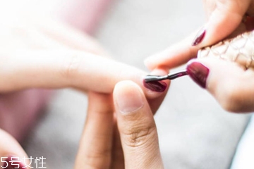 可撕指甲油要卸甲嗎 看個(gè)人習(xí)慣 可撕指甲油要卸甲嗎 看個(gè)人習(xí)慣