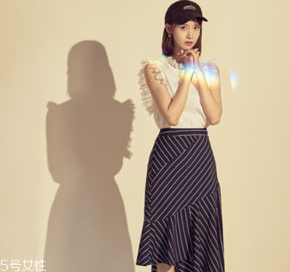 魚尾半身裙怎么搭配 不一樣的街頭風(fēng)