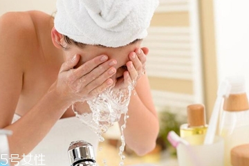 油皮長痘用什么洗面奶 油皮護臉指南快收好 油皮長痘用什么洗面奶 油皮護臉指南快收好