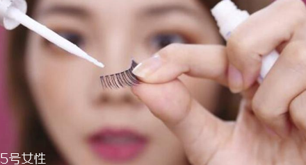 假睫毛怎么佩戴 3種方法以假亂真 假睫毛怎么佩戴 3種方法以假亂真