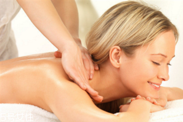 精油開(kāi)背的功效 讓你恢復(fù)肌膚彈性 精油開(kāi)背的功效 讓你恢復(fù)肌膚彈性