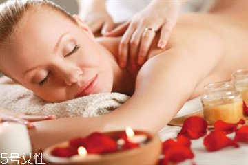 精油晚上用還是白天用好 大部分精油不宜在白天使用 精油晚上用還是白天用好 大部分精油不宜在白天使用