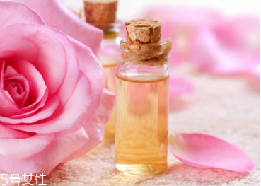 精油晚上用還是白天用好 大部分精油不宜在白天使用 精油晚上用還是白天用好 大部分精油不宜在白天使用