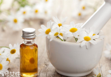 精油晚上用還是白天用好 大部分精油不宜在白天使用 精油晚上用還是白天用好 大部分精油不宜在白天使用