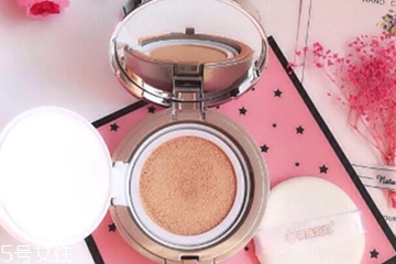 夏天用粉底液還是氣墊bb好 愛(ài)出油用粉底液準(zhǔn)沒(méi)錯(cuò)