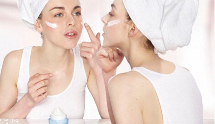 油皮長痘用什么洗面奶 油皮護臉指南快收好 油皮長痘用什么洗面奶 油皮護臉指南快收好