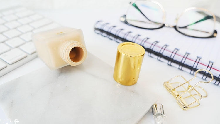 雅詩(shī)蘭黛dw粉底液怎么倒出來(lái) 火遍全球的爆款網(wǎng)紅粉底