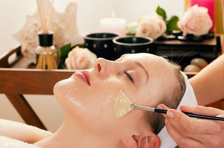 油皮長痘用什么洗面奶 油皮護臉指南快收好 油皮長痘用什么洗面奶 油皮護臉指南快收好