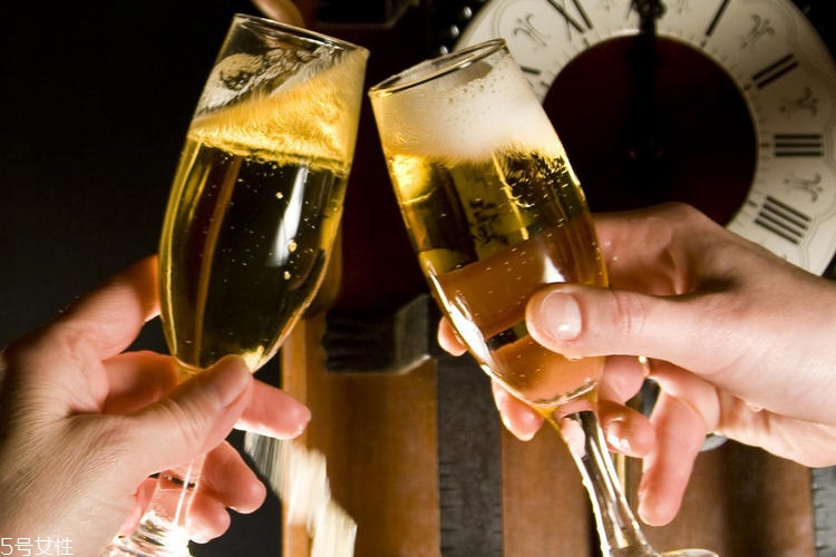 喝酒會導(dǎo)致肥胖嗎 最好一口也別喝 喝酒會導(dǎo)致肥胖嗎 最好一口也別喝