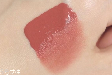 液體腮紅和腮紅膏哪個(gè)好 液體腮紅持妝力最強(qiáng)