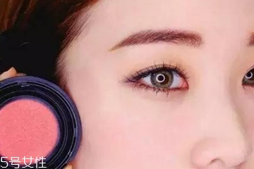 冷膚色適合什么顏色腮紅 粉色藍(lán)色紫色都是首選 冷膚色適合什么顏色腮紅 粉色藍(lán)色紫色都是首選