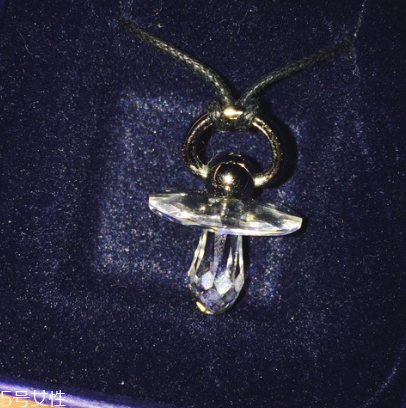 施華洛世奇奶嘴項鏈多少錢 精致可愛有童趣 施華洛世奇奶嘴項鏈多少錢 精致可愛有童趣