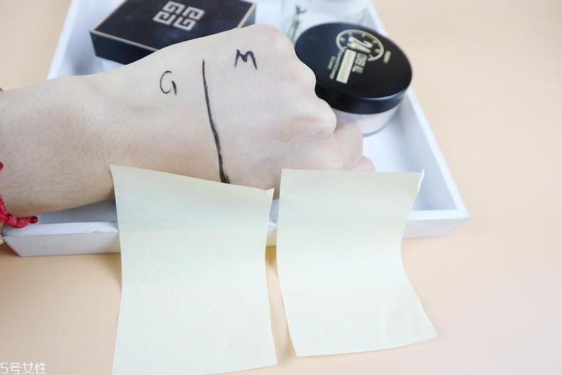 紀梵希散粉和mistine散粉哪個好 平價vs大牌巔峰對決 紀梵希散粉和mistine散粉哪個好 平價vs大牌巔峰對決