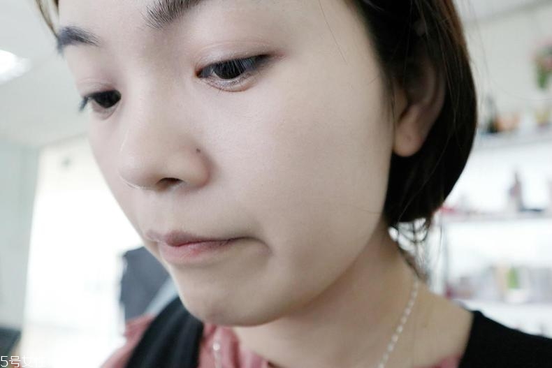 紀梵希散粉和mistine散粉哪個好 平價vs大牌巔峰對決 紀梵希散粉和mistine散粉哪個好 平價vs大牌巔峰對決