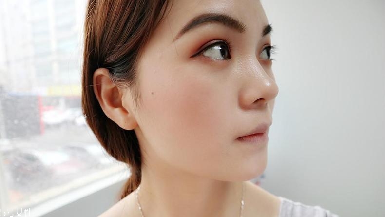 紀梵希散粉和mistine散粉哪個好 平價vs大牌巔峰對決 紀梵希散粉和mistine散粉哪個好 平價vs大牌巔峰對決