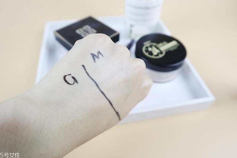 紀梵希散粉和mistine散粉哪個好 平價vs大牌巔峰對決 紀梵希散粉和mistine散粉哪個好 平價vs大牌巔峰對決