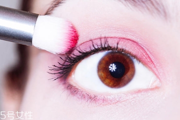 粉色眼影適合什么膚色 這種膚色慎選 粉色眼影適合什么膚色 這種膚色慎選