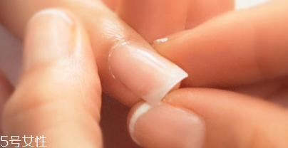 可剝指甲油能保持多久 持久性不如傳統(tǒng)指甲油 可剝指甲油能保持多久 持久性不如傳統(tǒng)指甲油