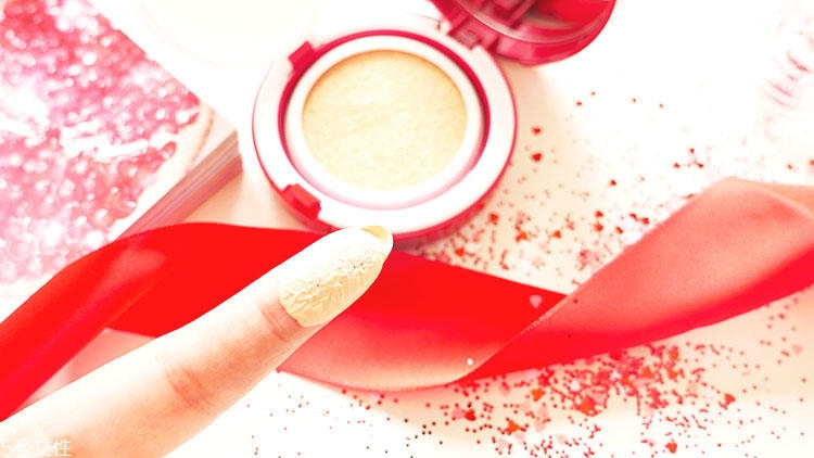 雅詩蘭黛紅石榴氣墊cc適合油皮嗎 清爽度評測 雅詩蘭黛紅石榴氣墊cc適合油皮嗎 清爽度評測