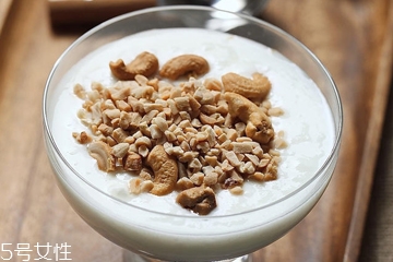 酸奶和牛奶哪個(gè)更減肥瘦身 減肥也要注重補(bǔ)鈣 酸奶和牛奶哪個(gè)更減肥瘦身 減肥也要注重補(bǔ)鈣