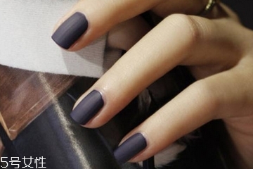 指甲油為什么要涂底油 指甲油為什么要涂底油