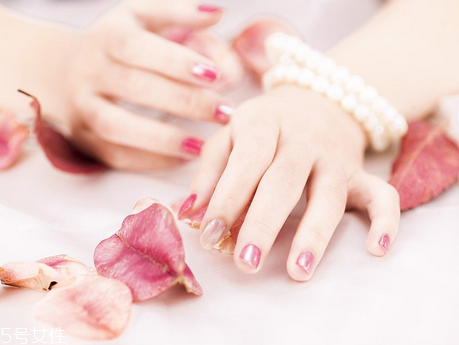 指甲油為什么要涂底油 指甲油為什么要涂底油