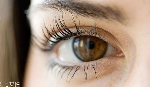 睫毛膏可以不卸嗎 不卸是錯誤做法 睫毛膏可以不卸嗎 不卸是錯誤做法
