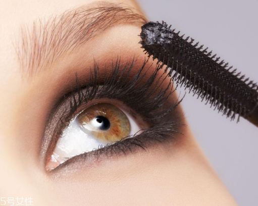 睫毛膏可以不卸嗎 不卸是錯誤做法 睫毛膏可以不卸嗎 不卸是錯誤做法