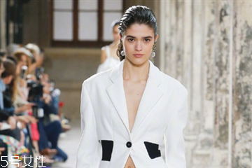 補(bǔ)水和保濕一樣嗎 補(bǔ)水和保濕的區(qū)別 補(bǔ)水和保濕一樣嗎 補(bǔ)水和保濕的區(qū)別