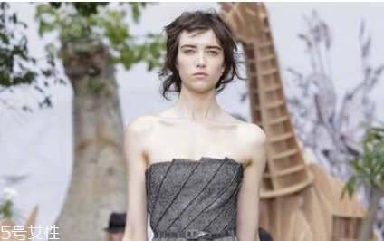 補(bǔ)水和保濕一樣嗎 補(bǔ)水和保濕的區(qū)別 補(bǔ)水和保濕一樣嗎 補(bǔ)水和保濕的區(qū)別