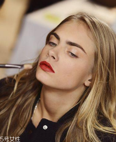 睫毛膏先刷白色還是黑色 當然是白色 睫毛膏先刷白色還是黑色 當然是白色