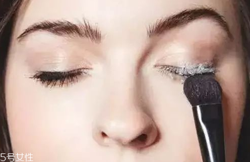 睫毛膏先刷白色還是黑色 當然是白色 睫毛膏先刷白色還是黑色 當然是白色