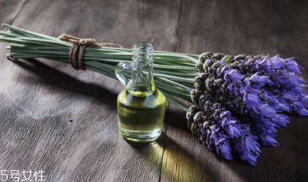 身體干燥用什么精油好 甜杏仁油補(bǔ)水神器 身體干燥用什么精油好 甜杏仁油補(bǔ)水神器