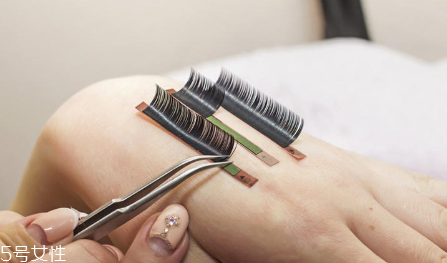 假睫毛形狀怎么挑 直線型讓眼睛炯炯有神 假睫毛形狀怎么挑 直線型讓眼睛炯炯有神