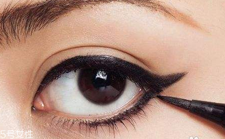 眼線筆黑色好還是棕色好 哪個更自然 眼線筆黑色好還是棕色好 哪個更自然