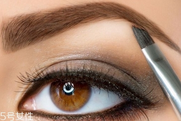 眉筆不防水怎么辦 眉毛雨衣來(lái)救場(chǎng)