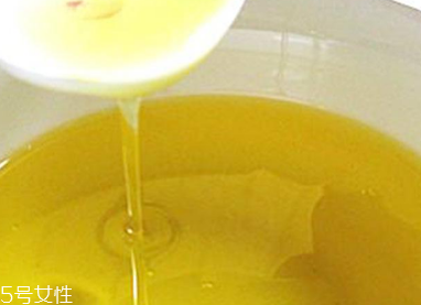 茶油是什么樣的 色澤金黃的液體 茶油是什么樣的 色澤金黃的液體