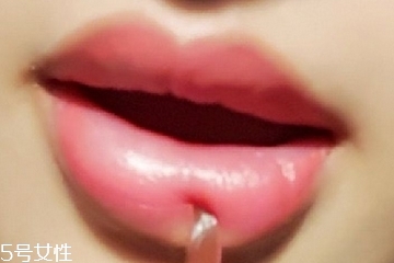 嘟嘟唇可以冰敷嗎 最好不要這樣做 嘟嘟唇可以冰敷嗎 最好不要這樣做